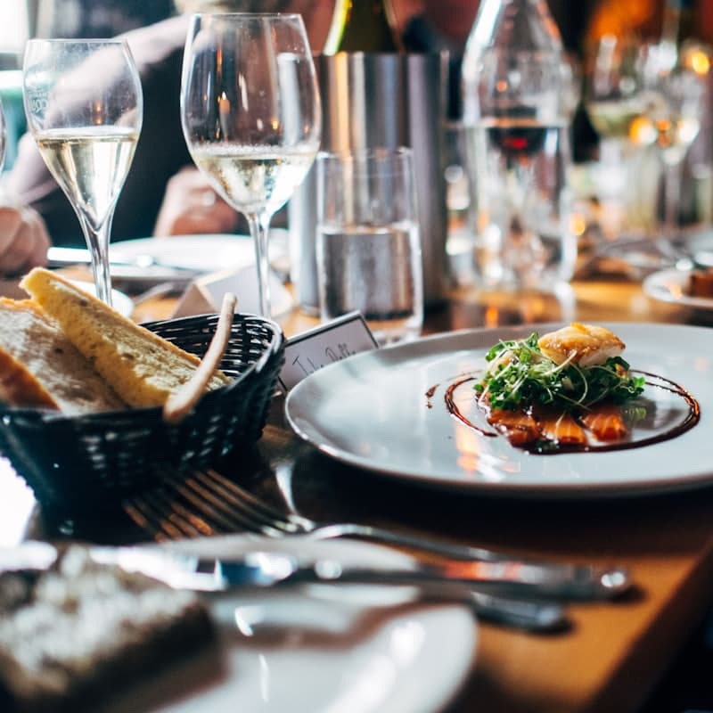 Kveldens rett servert på hvit tallerken i et restaurantmiljø